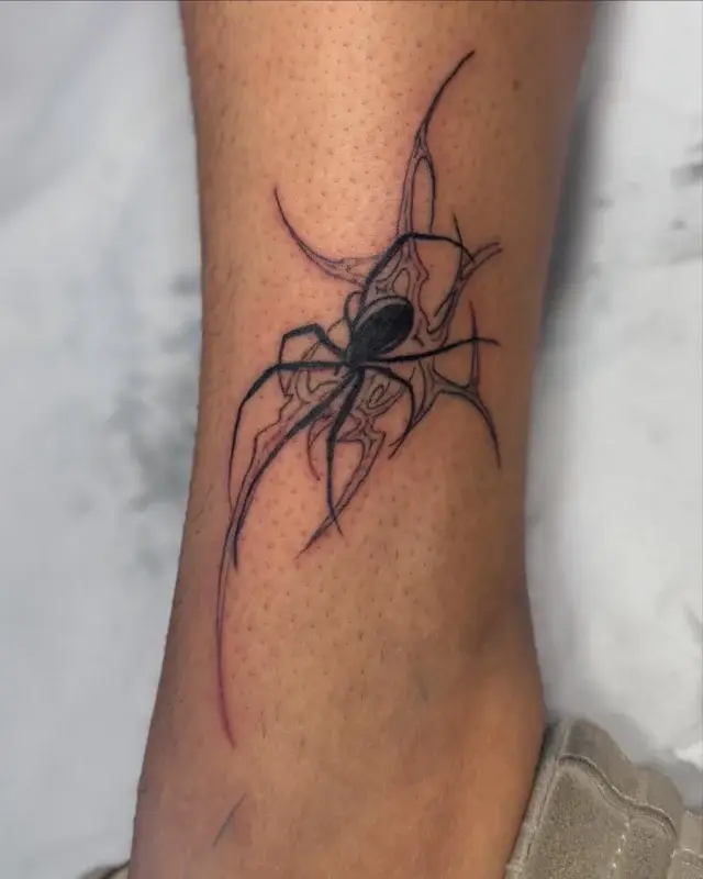 Tatuaje fine line de araña en la pierna