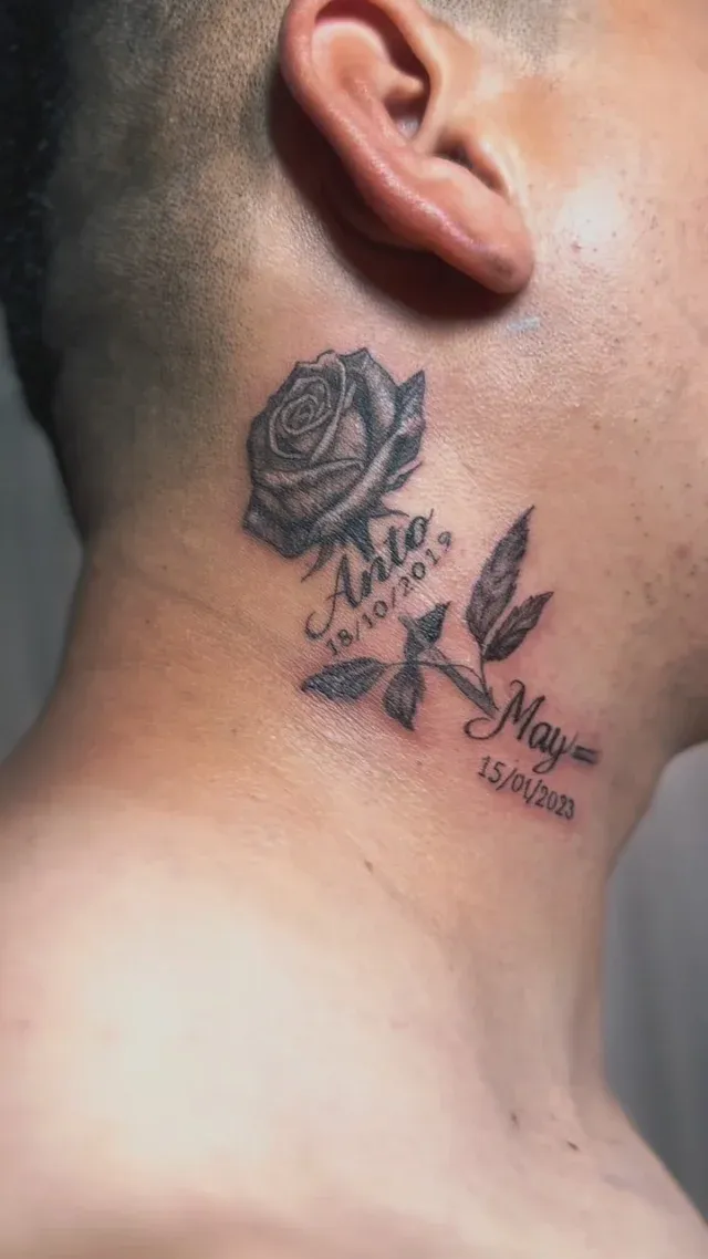 Tatuaje fine line de rosa con nombre en el cuello