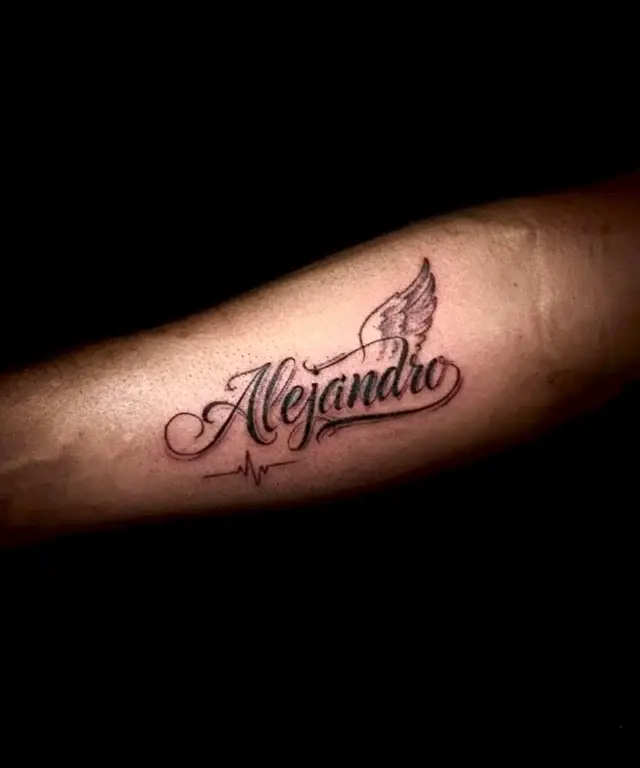 Tatuaje lettering de nombre con caligrafía en el antebrazo