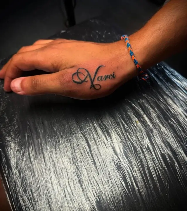 Tatuaje lettering de nombre en la mano