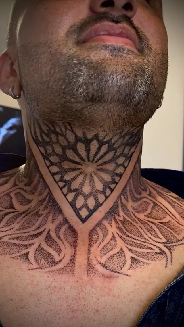 Tatuaje de mandala en el cuello