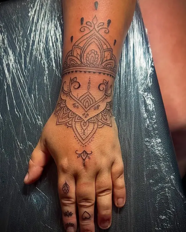 Tatuaje de mandala ornamental en la mano
