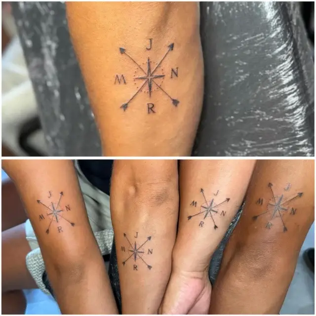 Tatuajes pequeños de brújula a juego en el antebrazo