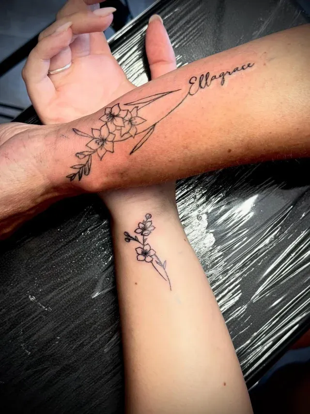 Tatuajes pequeños de flores en la muñeca