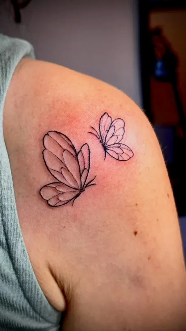 Tatuaje pequeño de dos mariposas en el hombro