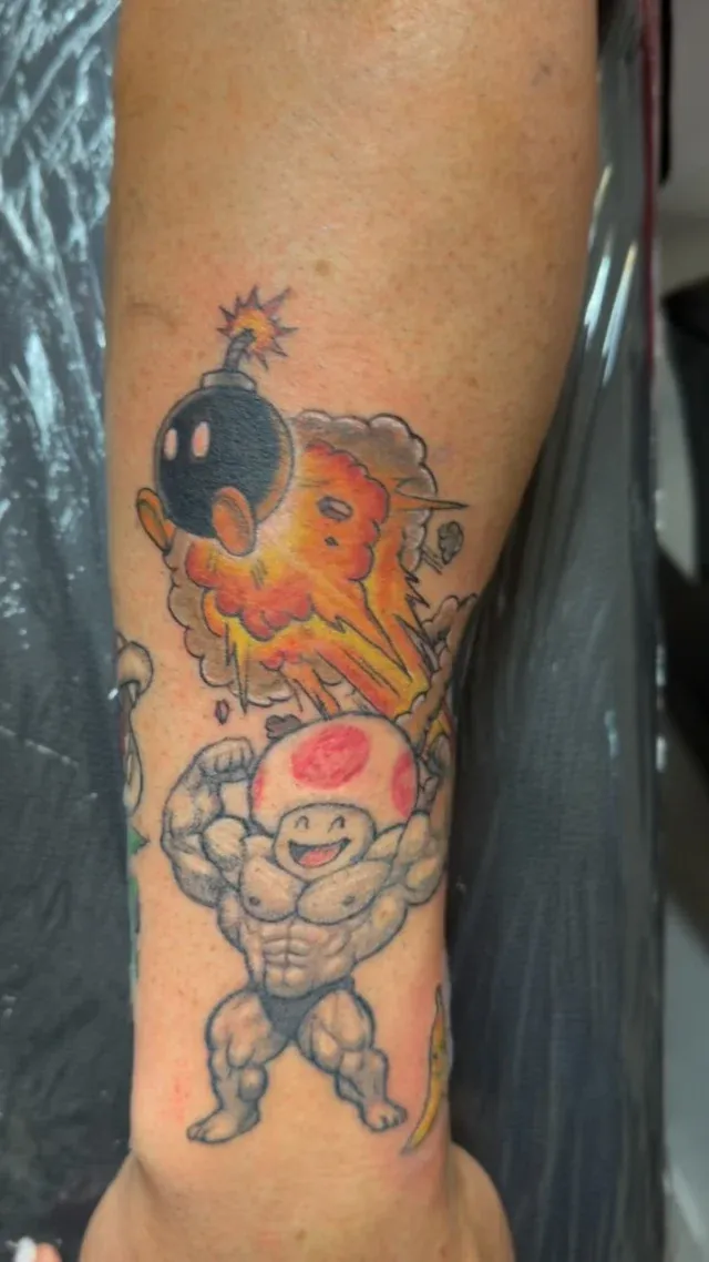 Tatuaje personalizado a color de personajes de Mario en el antebrazo