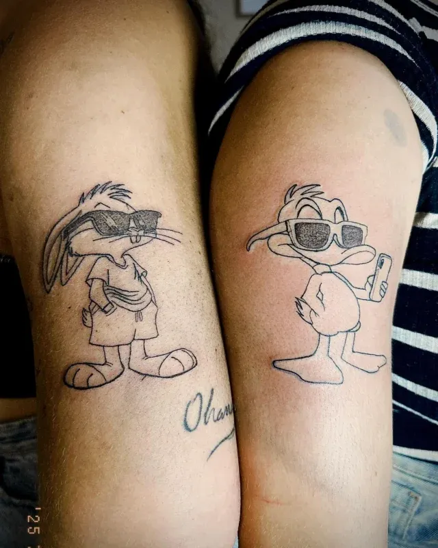 Tatuajes personalizados de pareja de Bugs Bunny y el Pato Donald