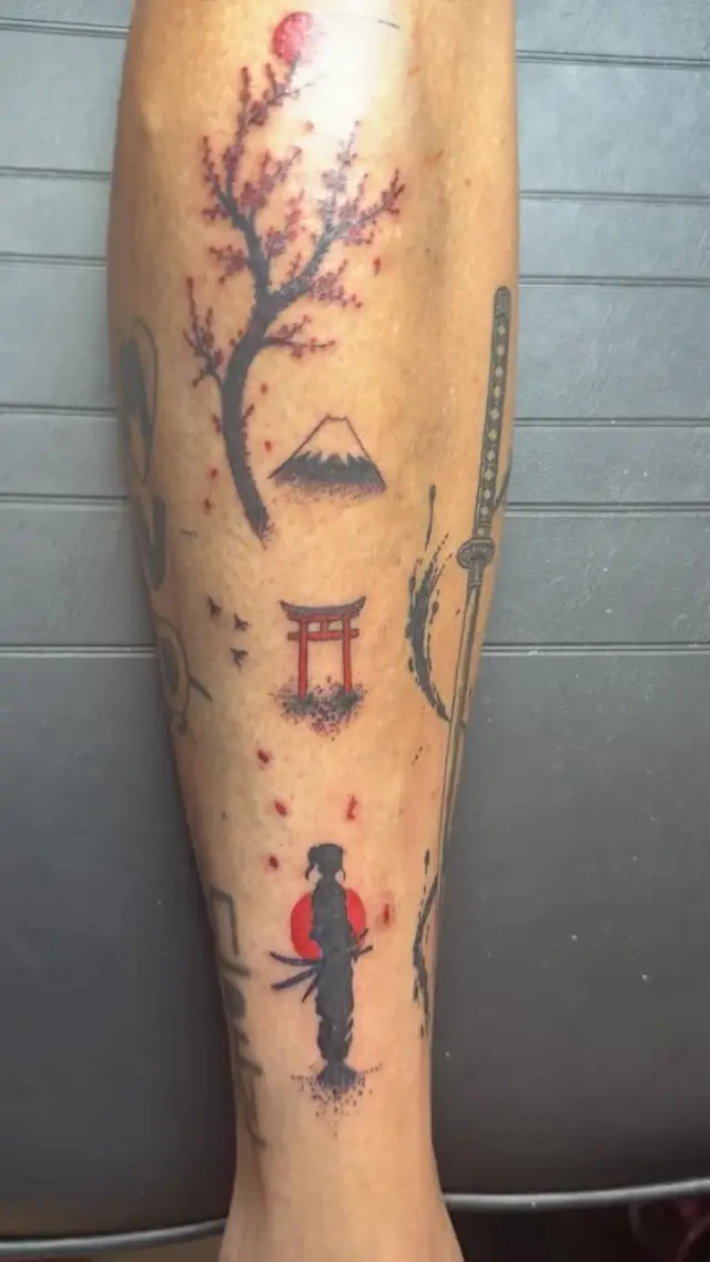 Tatuaje de inspiración japonesa con cerezo y torii en la pierna