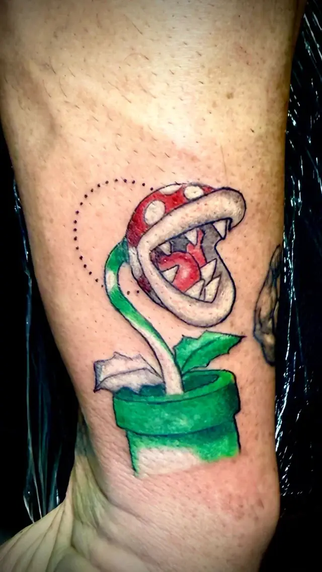 Tatuaje personalizado a color de planta piraña en el brazo