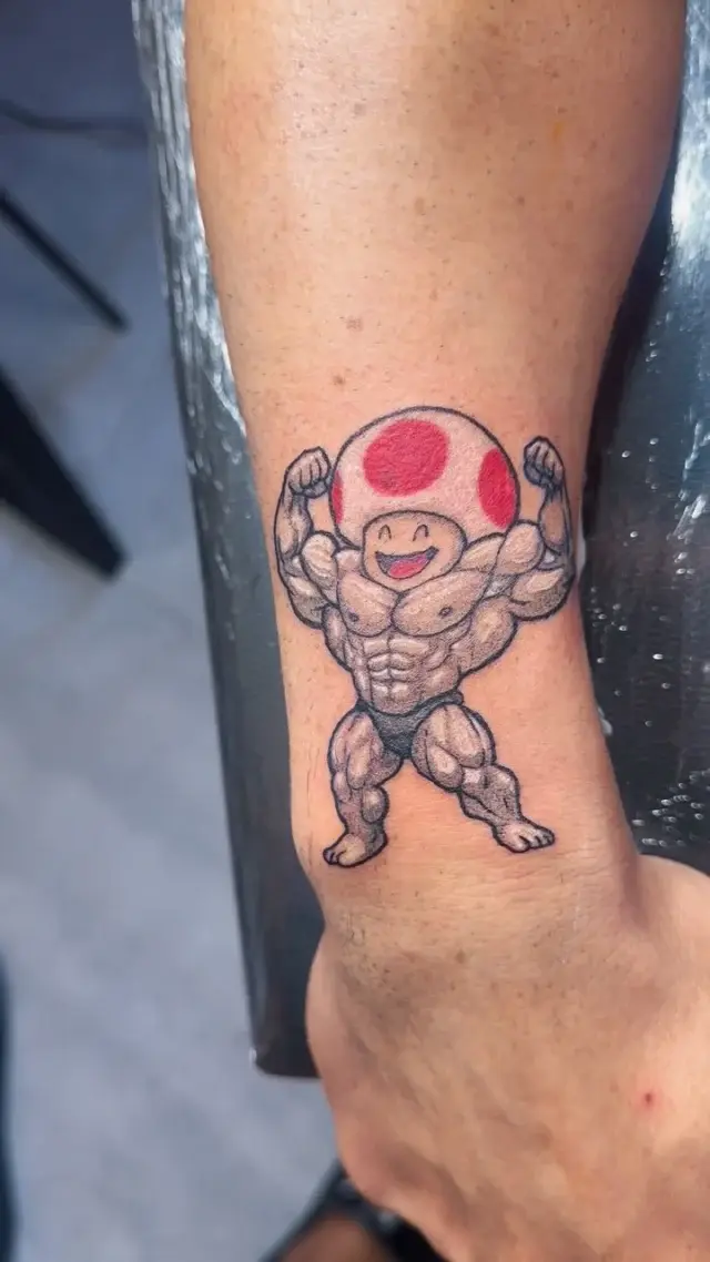 Tatuaje personalizado a color de Toad en la muñeca