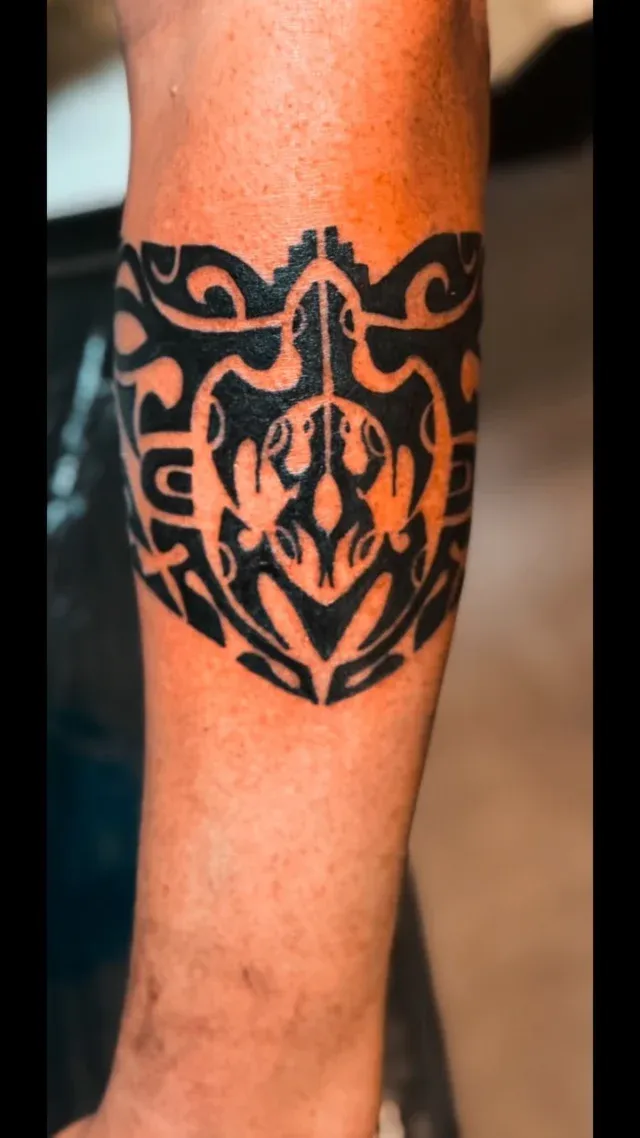Tatuaje tribal personalizado en el antebrazo