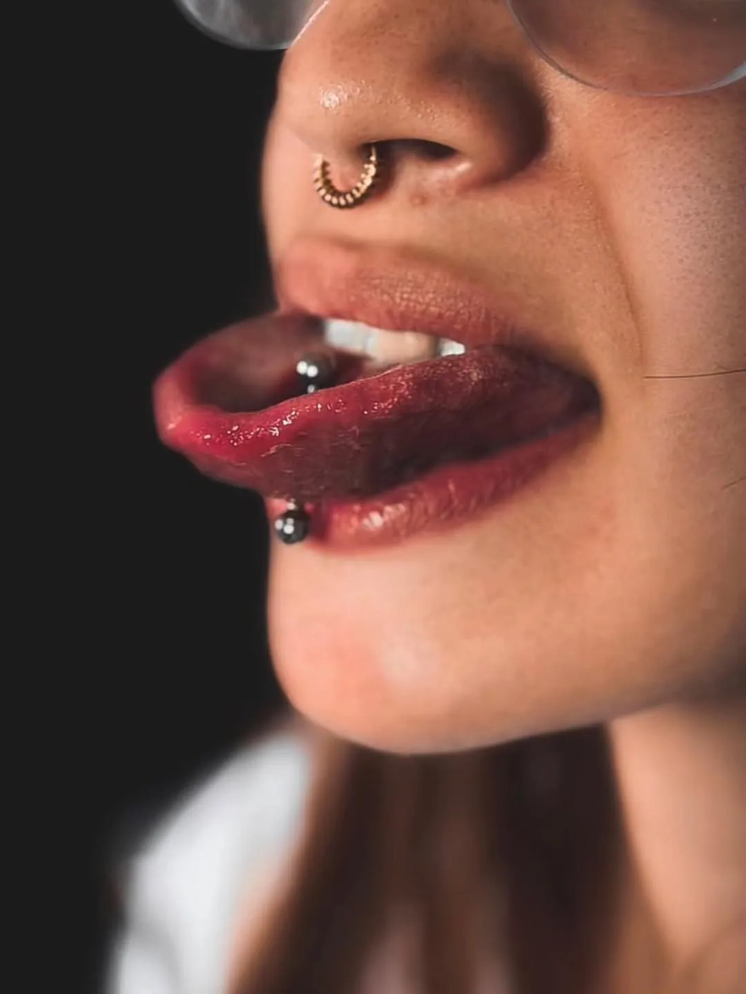 Piercing de nariz y lengua