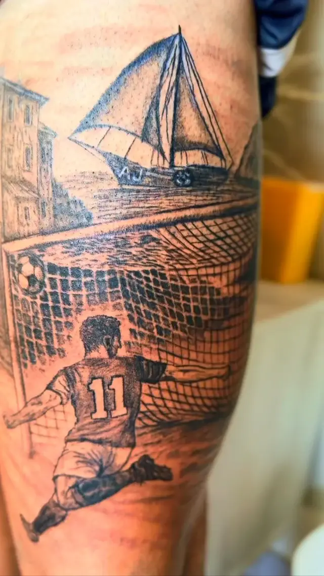 Tatuaje realista de futbolista y barco en el gemelo