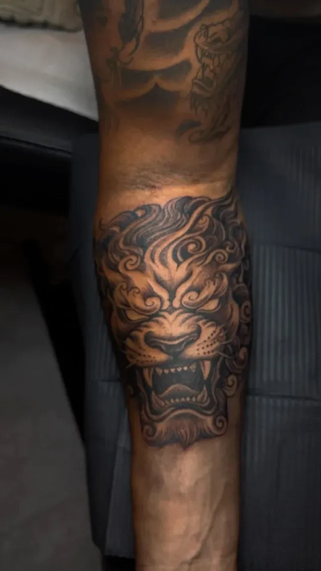 Tatuaje realista de tigre en la pierna