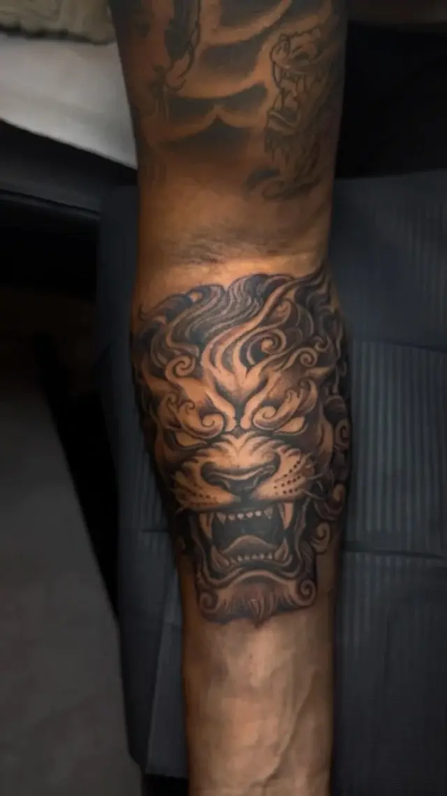 Tatuaje realista de tigre en la pierna