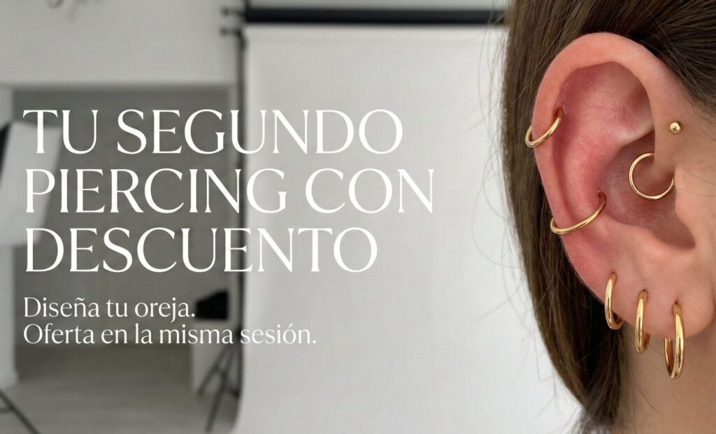 Oreja de modelo con múltiples piercings realizados