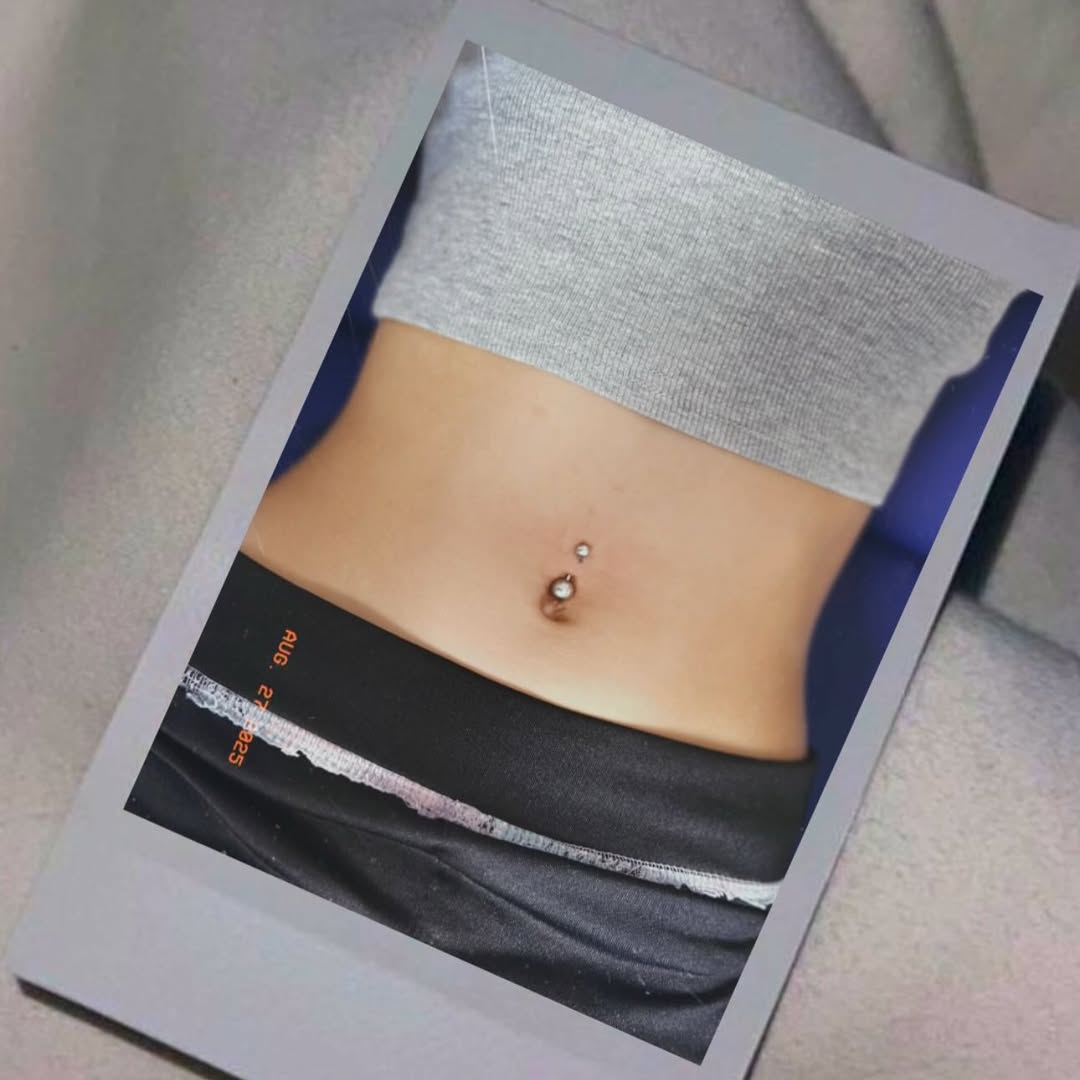 Piercing en ombligo en estilo fotográfico