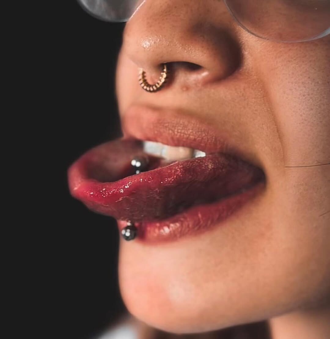 Imagen chica con piercing en la lengua
